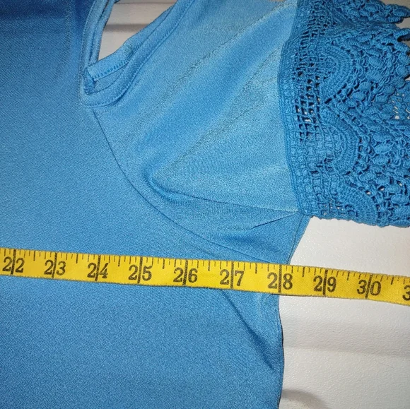 Women's cold shoulder top with lace - Picture 4 of 5